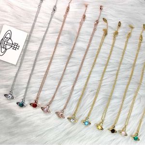 En mängd olika alternativ Western Necklace Single Diamond Necklace är minimalistisk och har en stor zirkoninlagd och färgglada halsband Vivian smycken