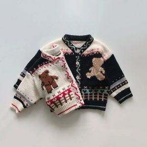 Pullover 3797c ins koreanska barn stickad tröja Autumn Winter Cotton Soft Fashion Bear Boys Cardigan Girl Coat 231115