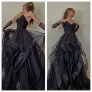 Summer Strapless Party Dresses Gothic Black A-Line Cascading Ruffles Evening Dress Sexig Edge Curl Prom Dress Graduation Ceremony