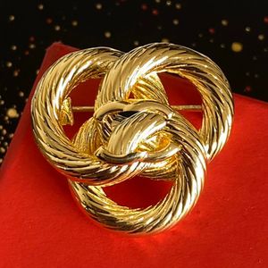 Fashion Brooch Pins Designer Jewelry Gold Plated Silver Copper Clothing Pin Brand Letter Brooche Crystal Pearl Wedding Christmas Party Gift