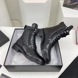 Halbhohe Stiefel aus Lammleder mit Karomuster, Schnürschuhe, Knöchelkampfstiefel mit niedrigem Absatz, Martin-Booties, Luxus-Designermarken, Schuhfabrik-Schuhwerk