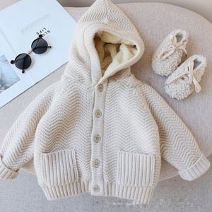 Pullover Herbst und Winter Kleidung Mädchen verdickte Kapuze plus Fleece Pullover Mantel Taschen weibliche Baby Kinder Strickjacke 231115