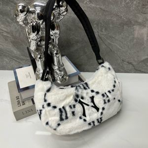 Ladies Winter Handbag axelväska handväska designer väska på väskor lyxiga märkesvaror plyschmaterial är mjukt och mysigt