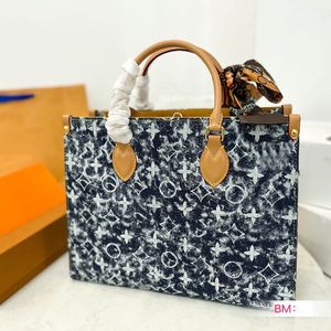 Basılı Mektup Kadınlar Büyük Kapasite Tote Çanta Kapitone Beyaz Mektup Çiçek Lüks Çanta Trendi Crossbody Tasarımcı Çanta Klasik El Taşınağı Bavul Pochette 35x28cm