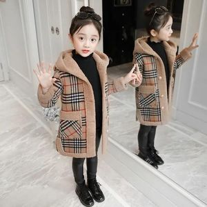 秋の子供のデザイナー服ガール冬のコート厚い温かいフード付き格子縞のフリースジャケットガールズコート