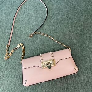 En kaliteli perçin crossbody çanta kadınlar messenger omuz çantaları inek derisi deri kanca kapanması moda harfleri çıkarılabilir kayış düz çanta çantası