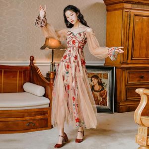 Lässige Kleider JSXDHK 2023 Frühling Boho Urlaub Maxi Vintage Frauen Mesh Blumenstickerei V-Ausschnitt Sexy Flare Sleeve Long Beach Dress