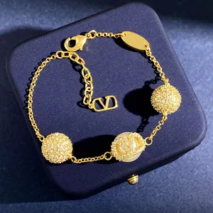 2024 Art und Weise Neu kommen Typ V aushöhlen Armbandkette für weibliche Dame mit dem gleichen Netz roter Knoten Goldfarbe Liebe V-Kette Armreif nicht verblassen Emaille Party Geschenk