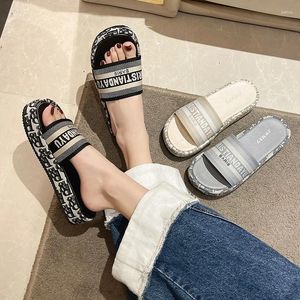 Tofflor Womens Summer Fashionable Designer Platform Letters Ytter slitage Tjock Bottom Höjd Sandaler för kvinnor för kvinnor