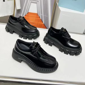 Tasarımcı Ayakkabı Kadın Sandels Erkekler Moolit Monolit Sandal Platformu Slaytlar Kauçuk Sandalet Buzağı Somunlar Parlak Katırlar Kaymak Kalın Alt Ayakkabılar