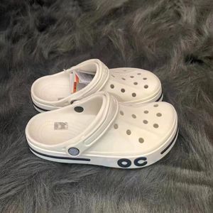 2024 Yeni Tasarımcı Sıradan Ayakkabılar Cro Outdoors Sliders tıkanıklığı kutu erkekler kadın kadınlar kürk üçlü ayakkabılar siyah beyaz çocuk ayakkabıları düz sandal katır terlik bebek ayakkabı sanal slaytlar