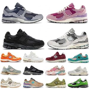 2002r B2002R Designer skor herrar kvinnor skydd pack rosa fantom månen nyår lyx trippel s svart vit på moln grå brun påse m2002 r casual og sneakers