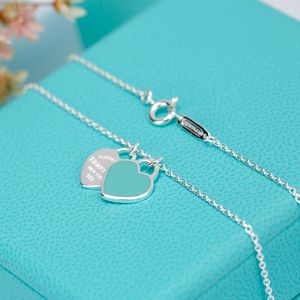 Colar Tiffanyism com etiqueta de coração duplo em prata esterlina com esmalte azul marcante | Comprimento ajustável, design clássico | Compre agora