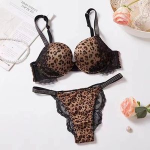 2023 New Designer Sexy Lace High Quality Gathered Slim Ladies Bra Women Underwear Set