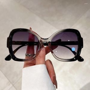 Solglasögon 2023 Round Women Fashion Vintage Overdimensionerad godisfärg nyanser Eyewear Trendy Farterfly Form Gradient Sun Glasses