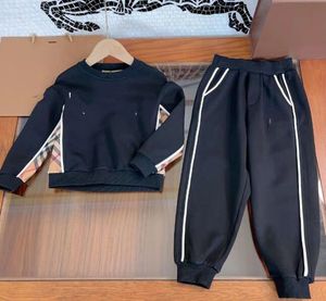 2023 Children'in Moda Giyim Seti Tasarımcı Gençlik Erkekler Gri Spor Giyim Toptan Küçük Kızların Siyah Kıyafetleri 2 Parçalı Hoodies ve Pantolon