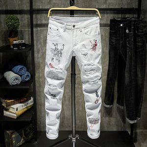 Mäns jeans mode trendiga broderier bokstäver män college pojkar mager bana blixtlås denim byxor förstörda rippade jeans svarta vita jeans 231115