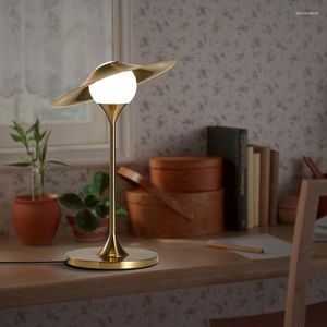 Lampade da tavolo Nordic Gold Designer's Lamp Studio Room Desk Lights Living Home Deco Camera da letto Lamparas De Mesa Para El Dormitorio