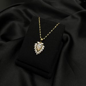 Collane con ciondolo MANDI Prezzo all'ingrosso a forma di cuore Design irregolare Collana con zirconi Placcato oro 18k Catena con clavicola per regalo di gioielli da donna