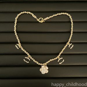 Designer Pearl Necklace Choker Chain Crystal 18K Gold Plated Letter Pendants Halsband Lyxiga kvinnor Bröllopsmycken gåva