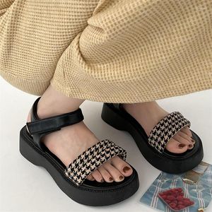 منصة مصمم العلامة التجارية Sandals Women Black Beach Fashion Ladies الكلاسيكية الرومانية الرومانية شقق الأحذية الصيف 2023