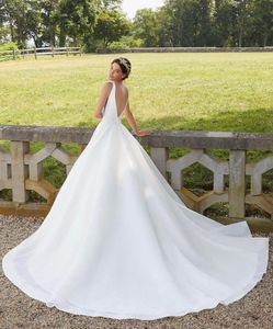 Abiti da sposa eleganti semplici stile bohémien taglie forti per le donne con scollo a V in raso senza schienale Sweep Train abito da sposa abito da secondo ricevimento per la festa di nozze personalizzata