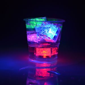 Cubo de gelo led à prova d'água, mudança de várias cores, flash lento, novidade, sensor líquido, cubo de gelo submersível em água para festas, casamento, bares, decorações de bebidas de clubes