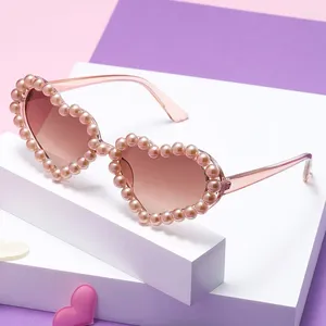 Occhiali da sole alla moda, occhiali di design a forma di cuore, perle, parasole decorativo per esterni