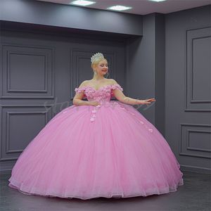 Fluffiga rosa quinceanera klänningar med3d blommor från axlarna prinsessan boll klänning söta 16 klänningar eleganta vestidos de xv anos sexton födelsedag specialtillfälle parti