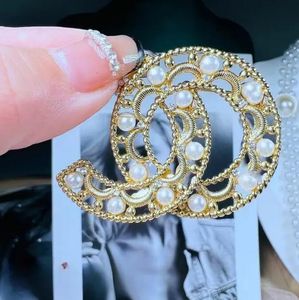 Uxury mulheres homens designer marca carta broches banhado a ouro inlay cristal strass jóias broche charme pérola pino casar festa de natal