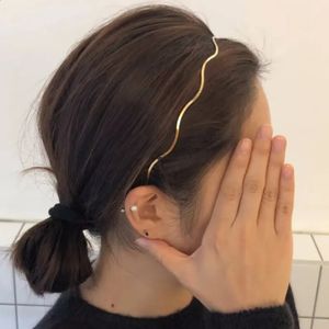 Hårband 2023 New Fashion Women's Gold Wave Curved Hairpin Geometric Thin pannband Elegant pannband lämplig för Daily Party 231115