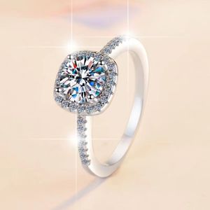 925スターリングシルバー作成フルモイサナイトダイヤモンド宝石ウェディングエンゲージメントリング女性のための素晴らしいジュエリーギフト全体