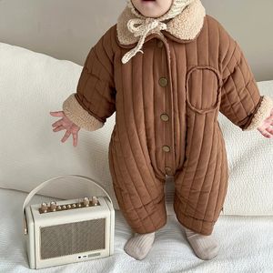 Rompers dubbelsidig småbarn Vinter jumpsuits baby flicka pojke kläder bomull lamm spädbarn romer barn outfit bomullsupptagen baby onesie 231116