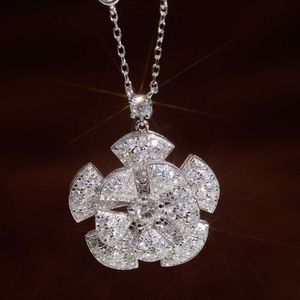 18K Solid White Gold 1.28CT Diamond Cluster Flower Bud Charm Pendant Halsband för kvinnor Utsökta modehalsbandsmycken