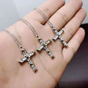 Tiffanylris halsband smycken familj Nytt korshalsband Kvinnor 18K Pläterad diamantkorshänge Full diamantfärgad Cross Collar Chain
