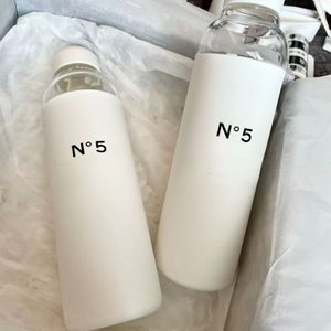 Vit minimalistisk designer Water Cup 5 män och kvinnors sommarglasvattenflaskor, fashionabla stora kapaciteter medföljande kopp med presentförpackning