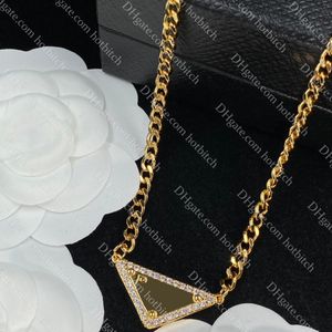 Triângulo Colar de diamante Letter Letter Pingente colares pendentes de clavícula feminina Chain Chain Designer Jóias de jóias com caixa