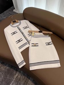 Outono branco contraste cor conjuntos de vestido de duas peças manga longa em torno do pescoço de malha cardigans de peito único camisola com saia curta conjunto ternos de duas peças o3n021402