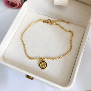 Nuovi braccialetti placcati oro 18 carati Gioielli di Natale Bracciale in pelle Regalo d'amore da donna Bracciale con trifoglio Commercio all'ingrosso di gioielli in stile moda invernale