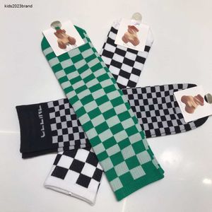 Nowe pończochy dla dzieci kontrastujące w szachowniczym wzorze skarpetek dla dzieci designerski ubrania chłopiec dziewczyna wygodna dziecięca rajstopy dziecięce