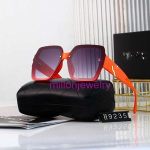 Tasarımcı Chanelism Güneş Gözlüğü Kutusu Kadınlar Sokak Çekim Şovu Popüler İnternet Aynı Düz ​​Ton Premium Duygu Gözlükleri Toplu Kutu
