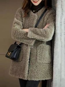 Futra kobiet sztuczny futra zimowa płaszcz dla kobiet modny i wszechstronny futra sztuczne futro dla modnego wyglądu kurtki dla kobiet ciepłe miękkie, wykwintne futra 231117