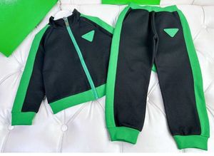 İlkbahar ve Sonbahar Çocuk Spor Giyim Çok Renkli Panel Tasarımı B Bebek Kat Boyutu 100-150 Fermuarı Tasarımcı Ceket ve Pantolon