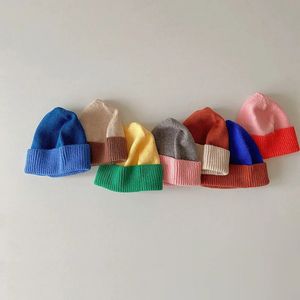 帽子帽子編み帽子の女の子ウールウールのキャップボーイズコントラストキャンディーカラーニットビーニー秋の冬の絵の小道具アクセサリー帽子231115