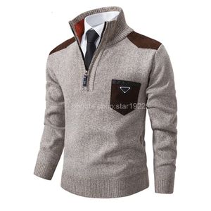 P-ra Fashion Designers Maglioni lavorati a maglia da uomo Tasca sul petto Triangs Decorazione Maglione a maniche lunghe Colletto alla coreana Plus Maglione pullover ispessito in velluto