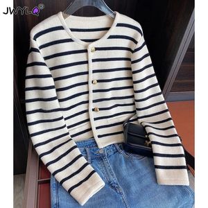 Kvinnors tröjor Koreanska modeströja Cardigan White Black Striped Sticked tröja Kvinnor Vinter Kort Cardigan Långärmad Cardigan Kvinna 231117