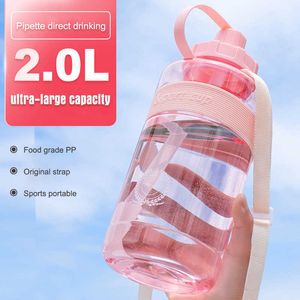 زجاجة ماء 2L ماء زجاجة كبيرة سعة البلاستيك كوب مياه دينت رياضة اللياقة البدنية كوب القش الرياضي غلاية في الهواء الطلق Portabler summer Drinkware p230324