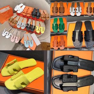 Yeni Klasik Kadın Terlik Yaz Deri Moda Düz Ayakkabı Sıradan Sandalet Denizde Luxe Slaytlar Kauçuk Yaz Flip Flops Açık Plaj Ayakkabı Boyutu 35-41