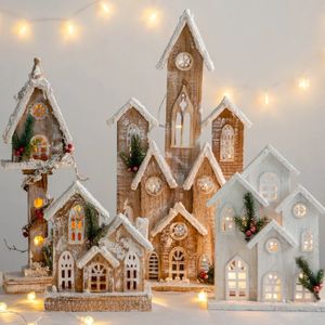 Decorazioni natalizie Ornamenti natalizi in legno per la casa Ornamenti per capanne di tronchi luminosi a LED Scena di neve in miniatura Case del villaggio Regali di Natale 231117
