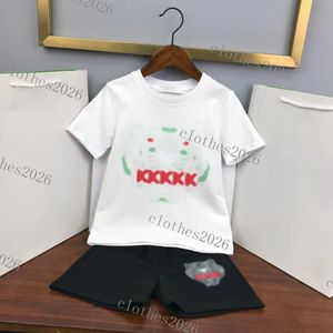 Çocuk Giyim Setleri Erkek Kızların Takipleri Takım Mektupları Baskı 2 PCS Lüks Tasarımcı T Shirt Kısa Pantolon Takım Takımlar Chidlren Sıradan Spor Giysileri 90-160 Üst Beyaz Renk